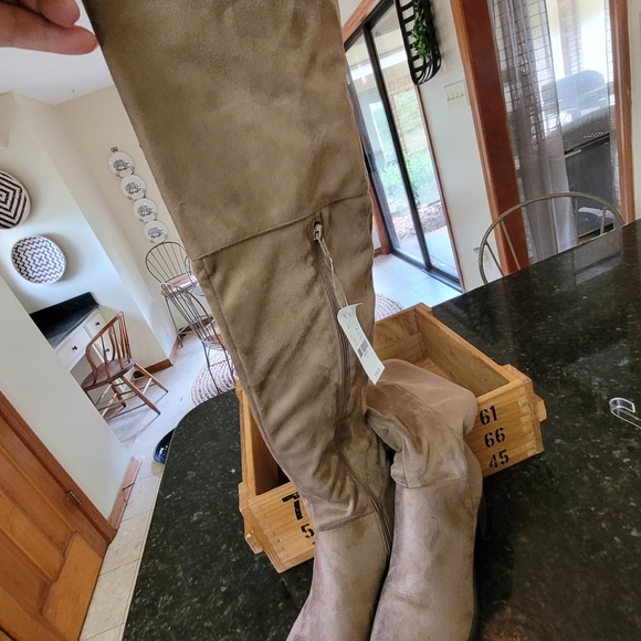 Above knee new boots tan suede - Picture 3 of 7